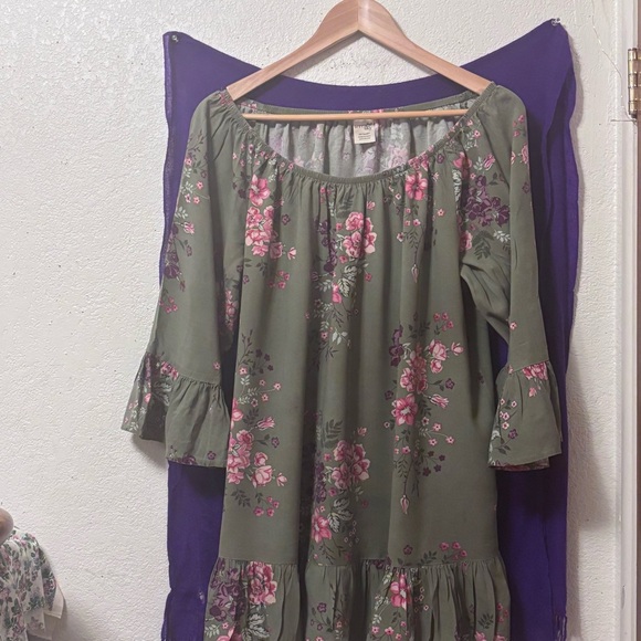 Woman’s green flower print peasant top blouse from Terra Sky - Picture 10 of 14